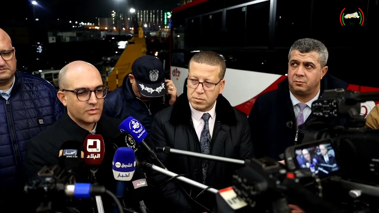 #وصول باخرة محملة بحافلات النقل العمومي إلى ميناء #جن_جن