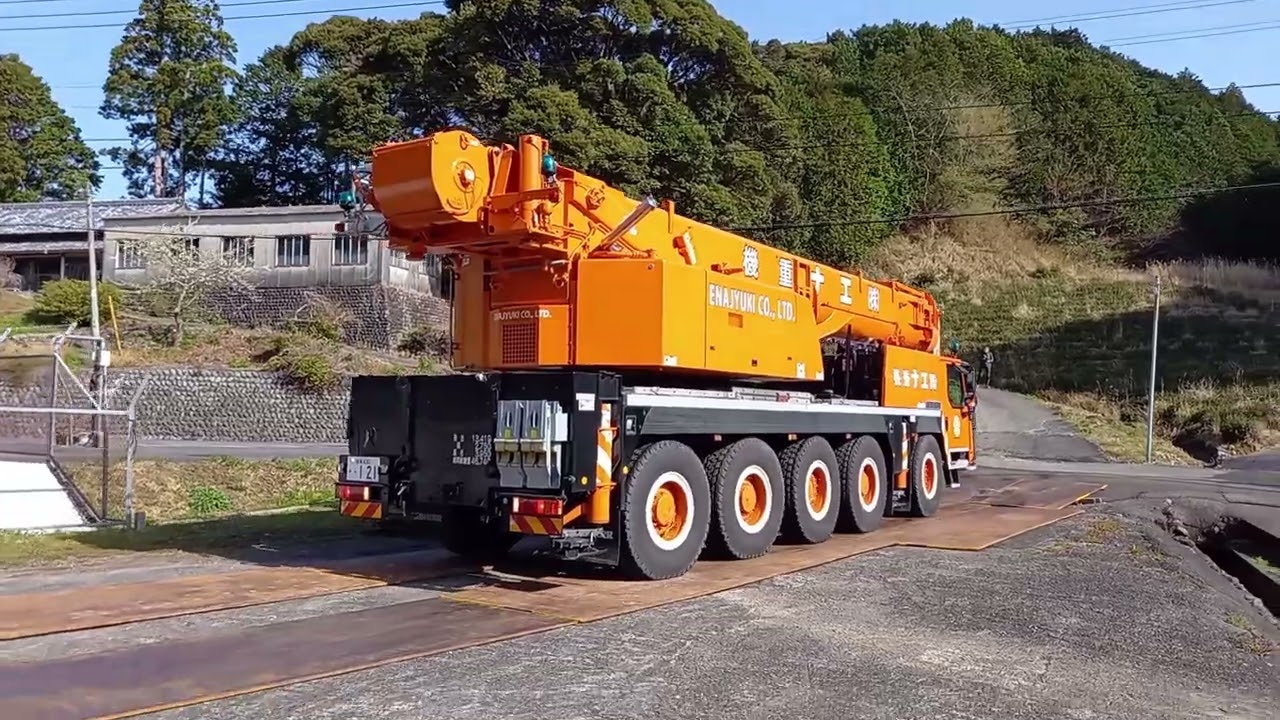 LIEBHERR  120トンが現場に入って来た