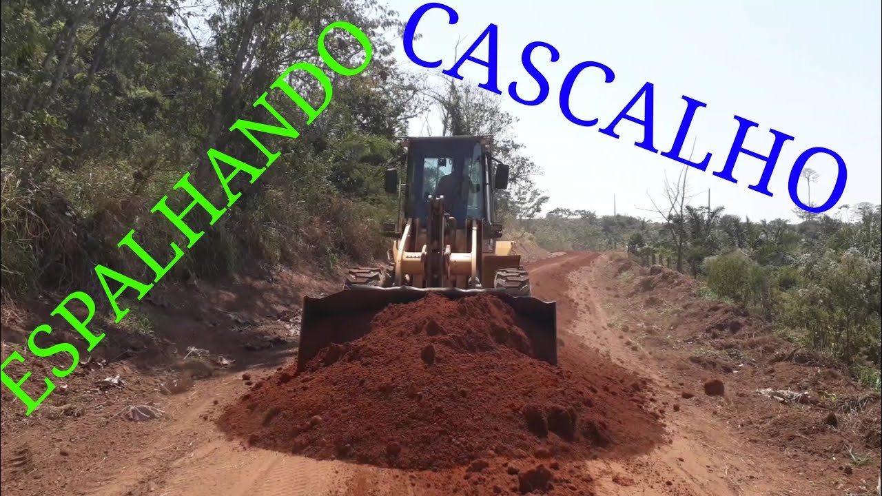 PÁ CARREGADEIRA NEW HOLLAND W130  . ESPALHANDO  CASCALHO EM ESTRADA NO LUGAR DA MOTONIVELADORA