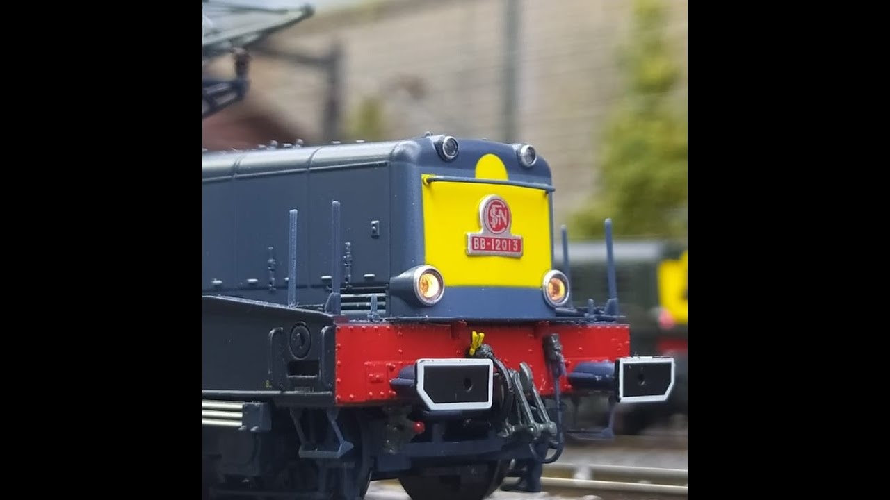 Model Trains HO Layout. Modélisme Ferroviaire. Trains Miniatures. BB 12013 Jouef HJ 2449