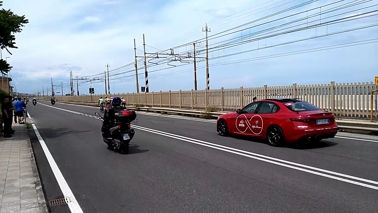 Giro d'Italia 2018 - Ancona - passaggio scorta tecnica, polizia, ciclisti e ammiraglie