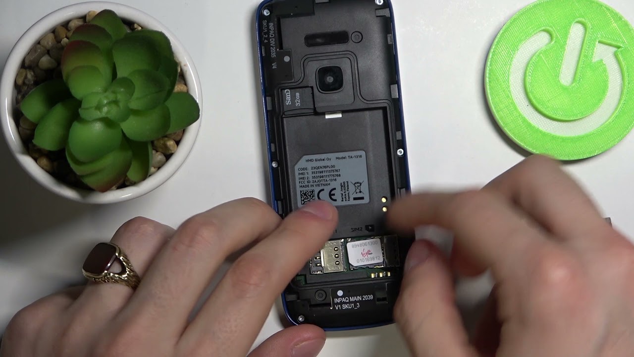 Как вставить сим-карту в телефон Nokia 225 4G / Как вставить карту памяти в телефон Nokia 225 4G