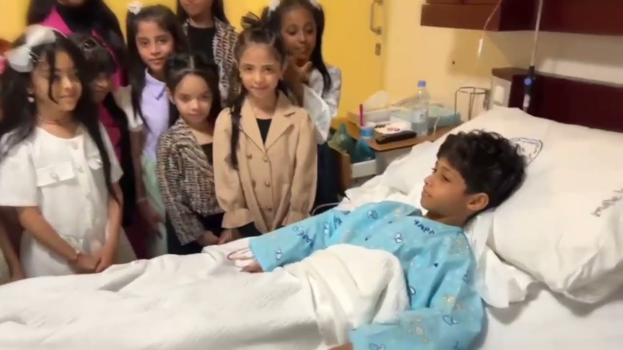 زيارة النجوم و الزهرات للنجم المبدع حمد ابوجبل بعد اجرائه لعملية في مستشفى العميس بجازان
