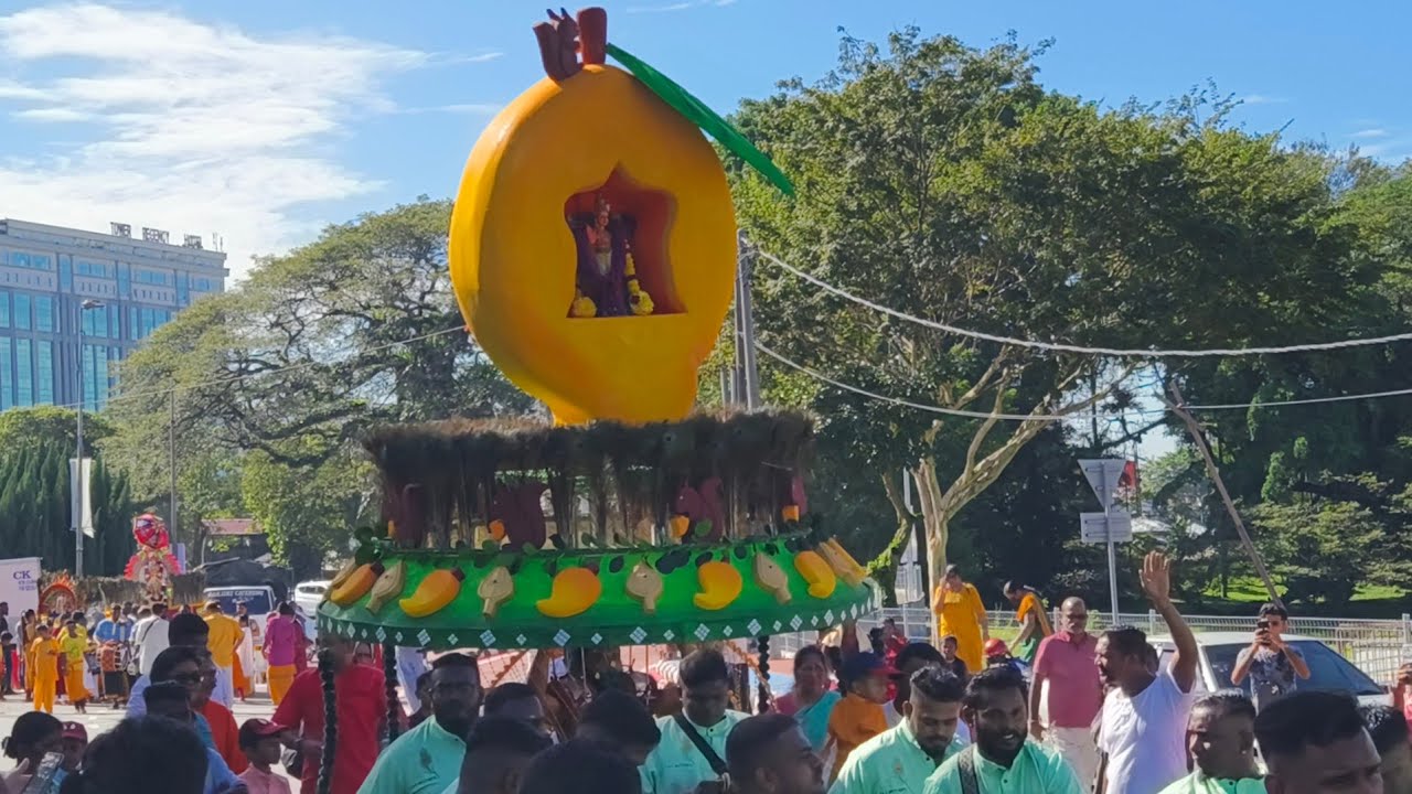 🌅 Ipoh Thaipusam 2024: Energetic Devotee with Mango & Vel Themed Kavadi Shines at Kallumalai! 🥭🔱