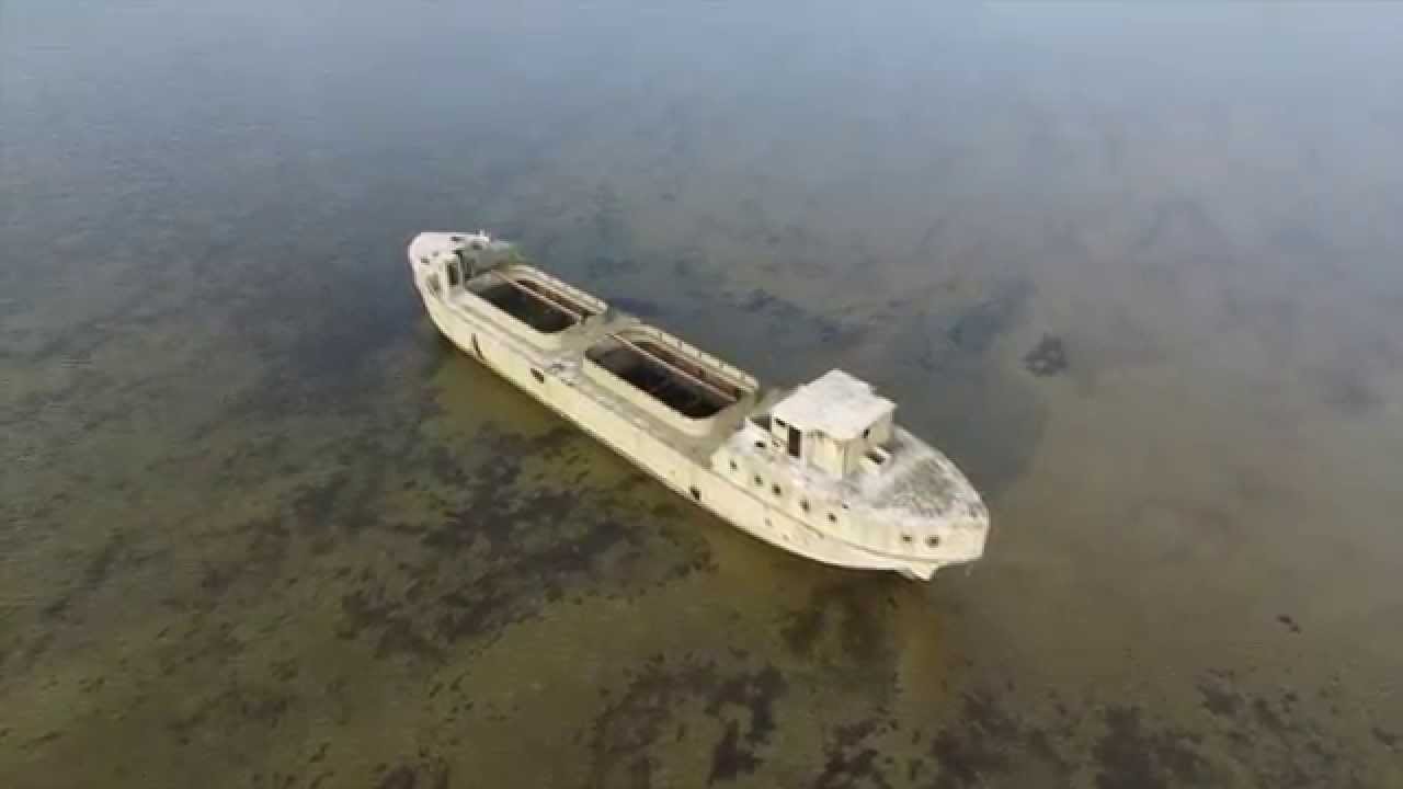 Flug zum Betonschiff