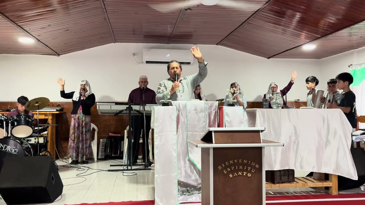Nuestro hermano brandon alabando al Señor. Alabanza: Vamos escalando peldaños,Dios traiga fortaleza!