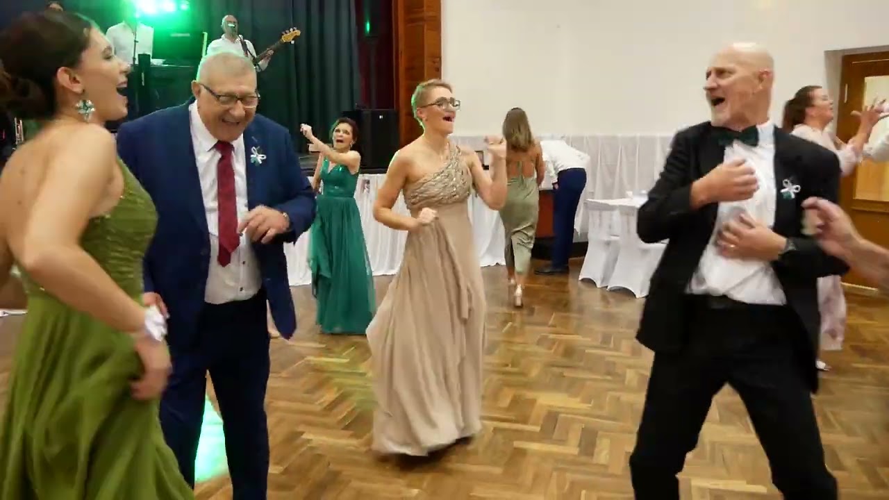 Záhorácki chlapci na svadbe v Štefanove