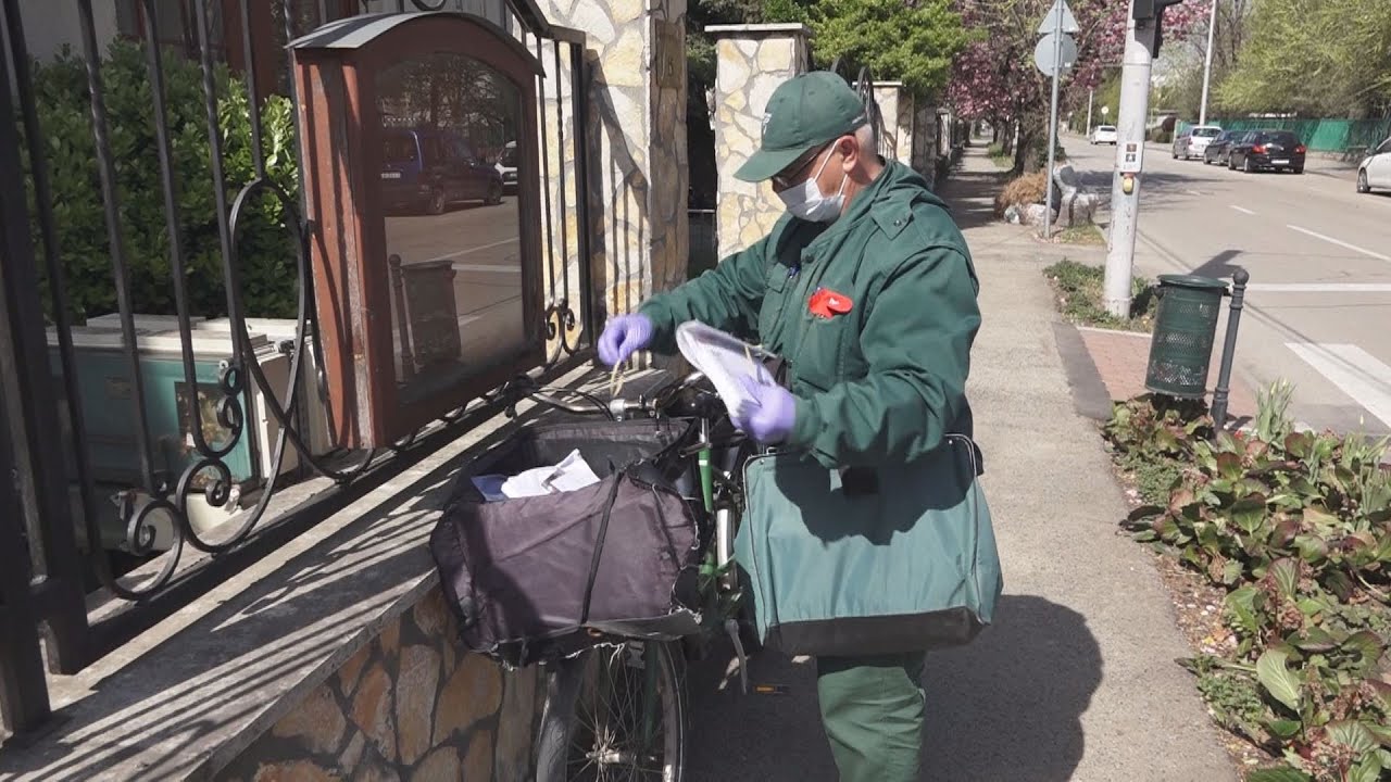 V&aacute;ltoz&aacute;sok a postai &uuml;gyint&eacute;z&eacute;sben &eacute;s a k&eacute;zbes&iacute;t&eacute;sben