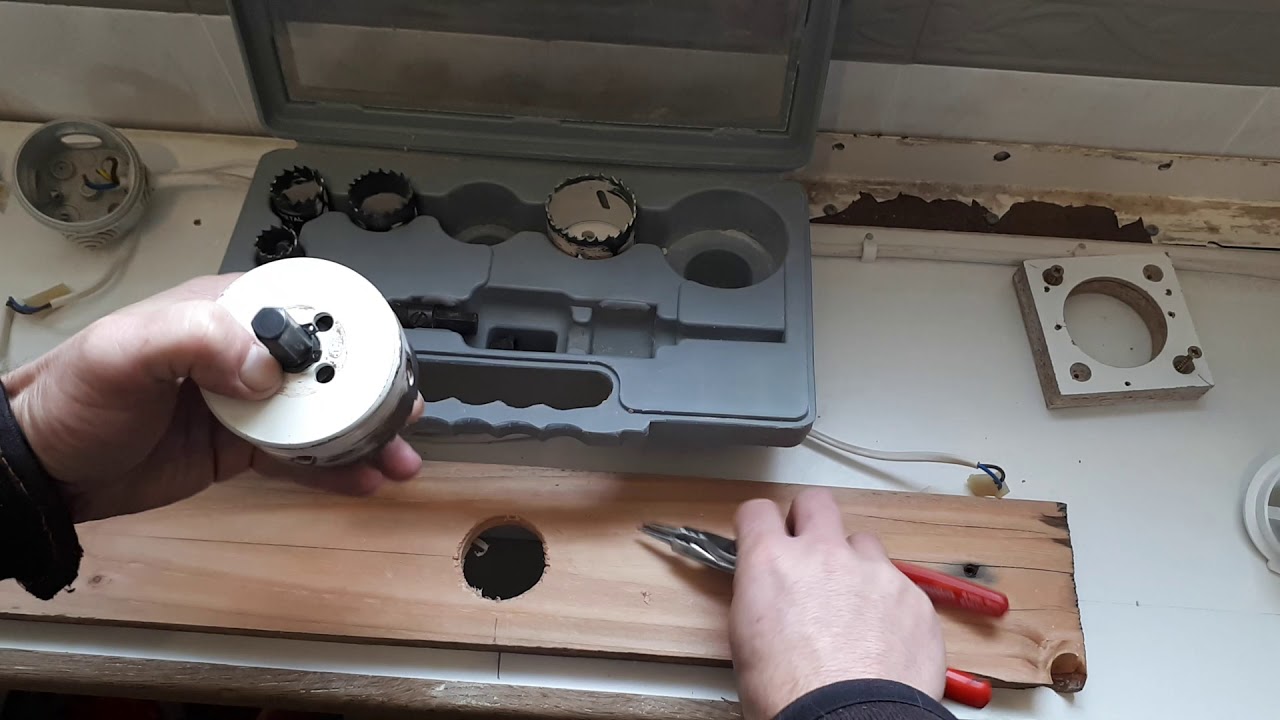 Les trucs de l'atelier  - Agrandir un trou de manière centré à la scie cloche.