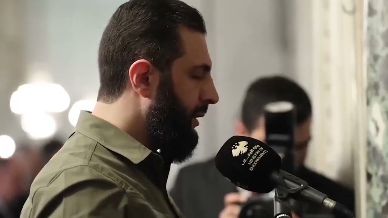 الرئيس السوري أحمد الشرع يؤدي صلاة الفجر في الجامع الأموي.. إشراقة روحانية بذكرى التحرير