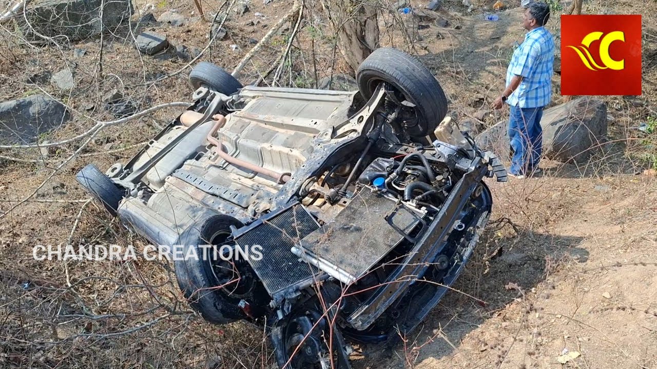 పలమనేరు గాంధీనగర్ వద్ద కుక్కను తప్పించబోయి కారు బోల్తాCar Upside down  in mogli ghat road Palamaner