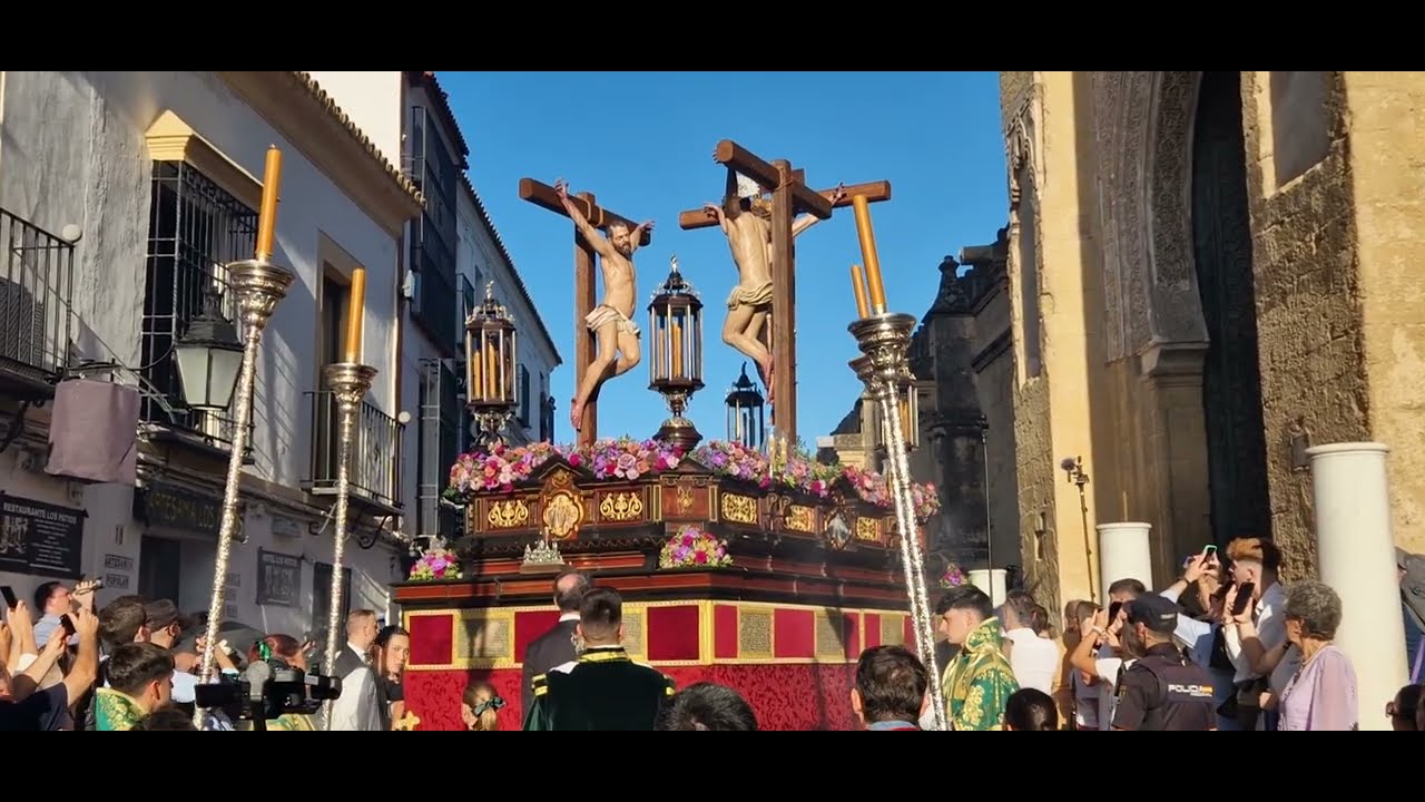 Cristo de la Conversión en la salida de la Mezquita Catedral de Córdoba en la Magna de Córdoba 2025 