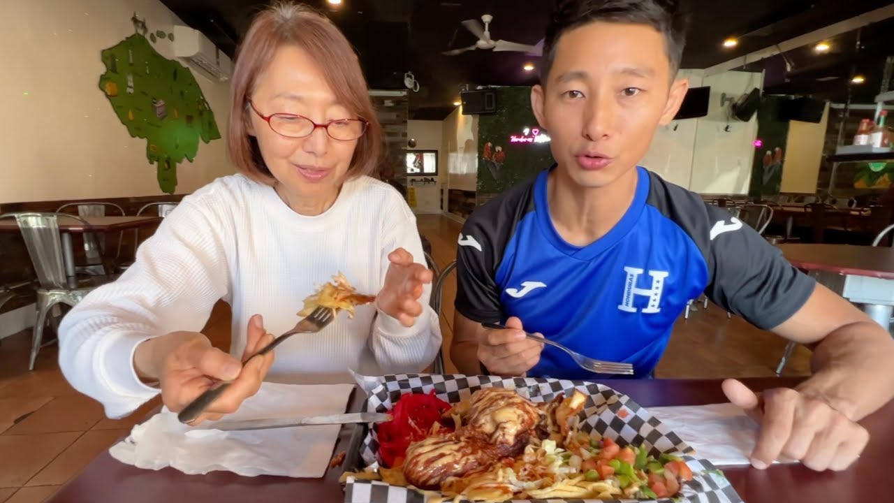 Моя мама пробует гондурасскую еду | Honduras Kitchen, Лос-Анджелес 🇭🇳🇺🇸🇯🇵