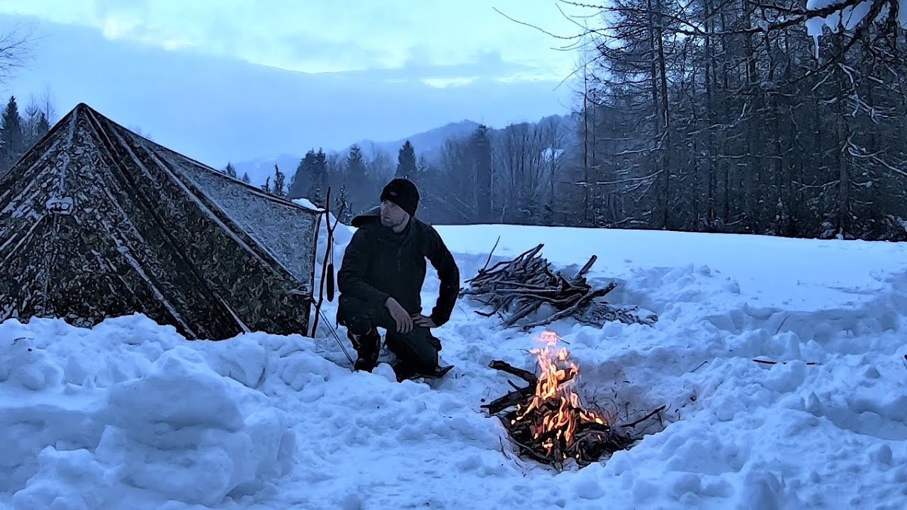 Zimowy biwak na dzikiej polanie | ognisko i mroźna noc pod tarpem | Gorce | Outdoor & Bushcraft