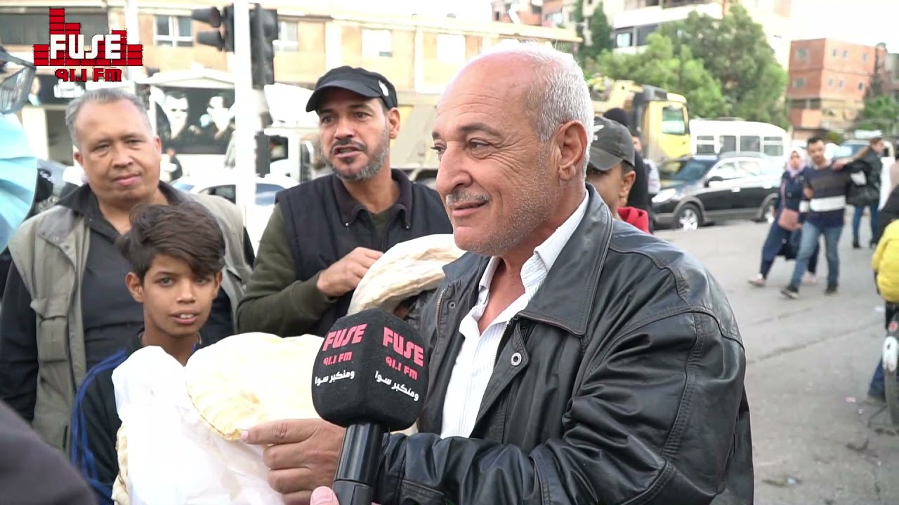 في مخبز الزاهرة بدمشق  بائعوا الخبز يتسببون بالازدحام. و سعر الربطة يصل ل 1250ليرة
