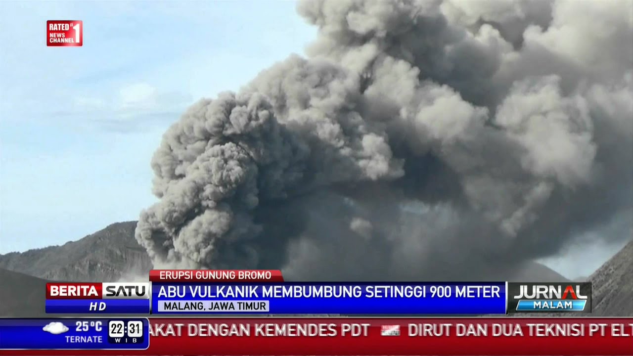 Bromo Keluarkan Abu Vulkanik Setinggi 900 Meter