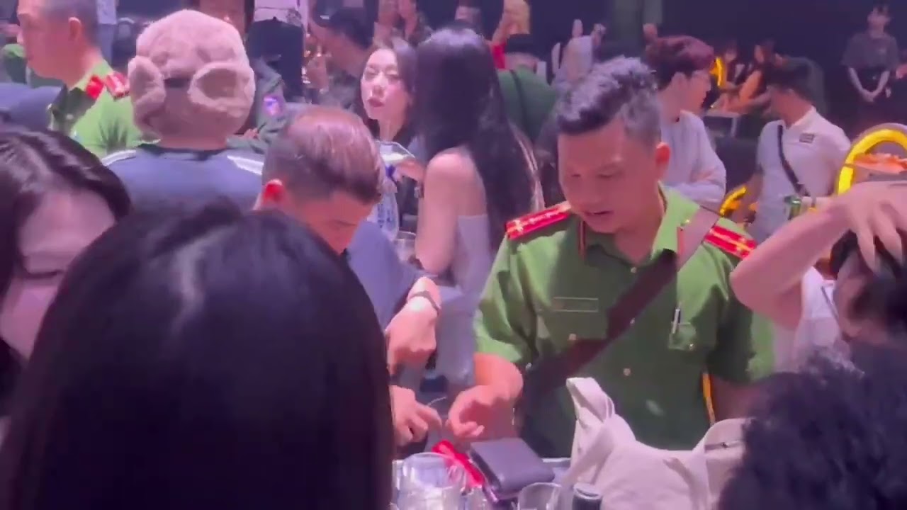 Kiểm tra qu&aacute;n bar APLUS, ph&aacute;t hiện nhiều kh&aacute;ch dương t&iacute;nh với ma t&uacute;y