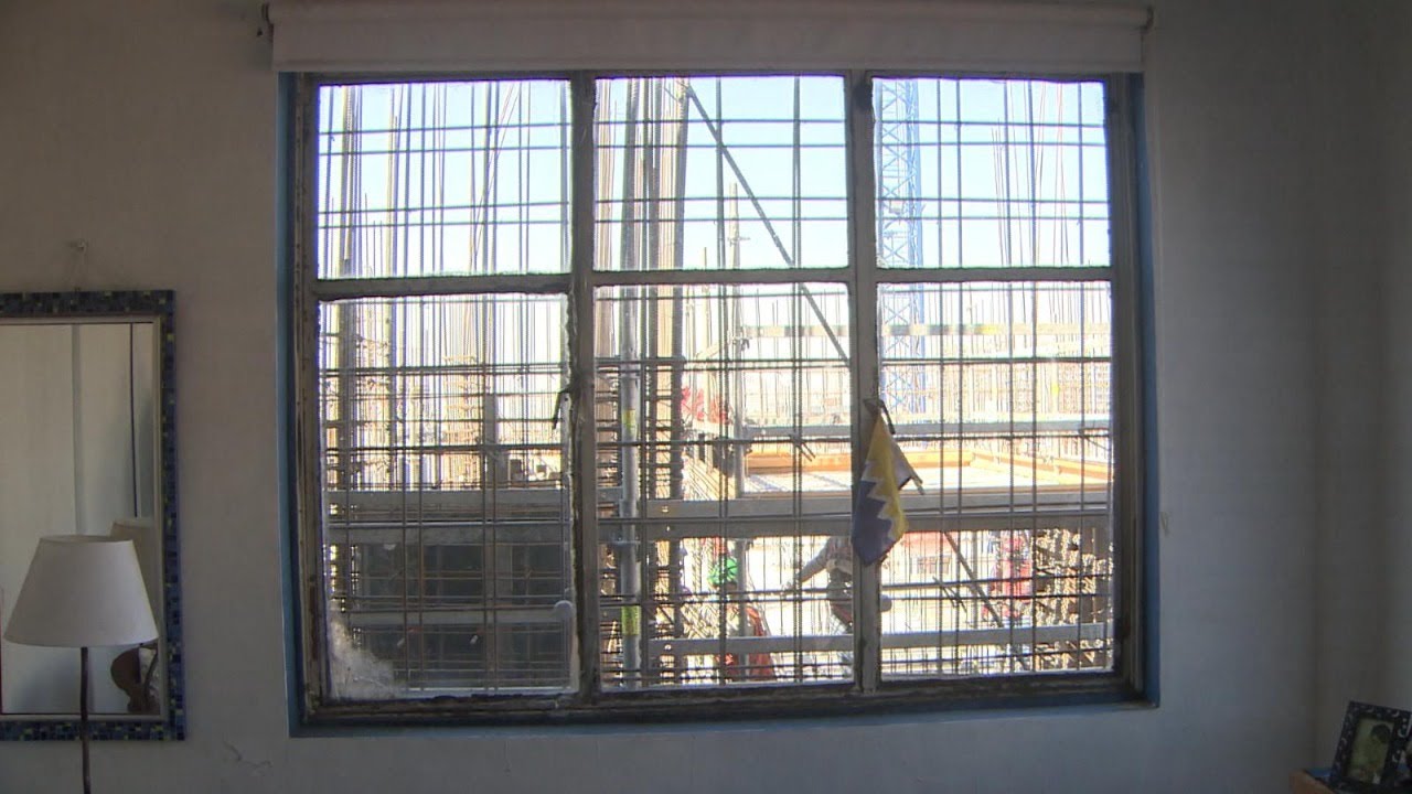 Construyen muro a 10 centímetros de la ventana de su casa