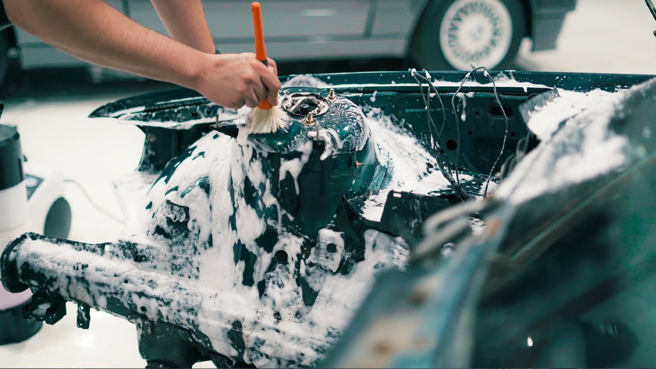 Осматриваю моторный отсек моего BMW E36, но там нет двигателя. Странно.