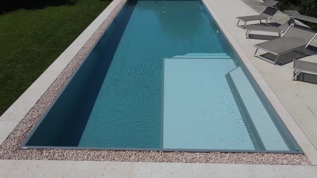 Zavatti Piscine: bellissima piscina a sfioro senza vasca di compenso immersa nel verde