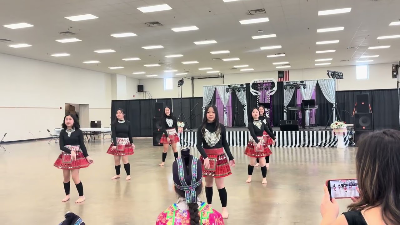Hmong FDL girls dancing 3