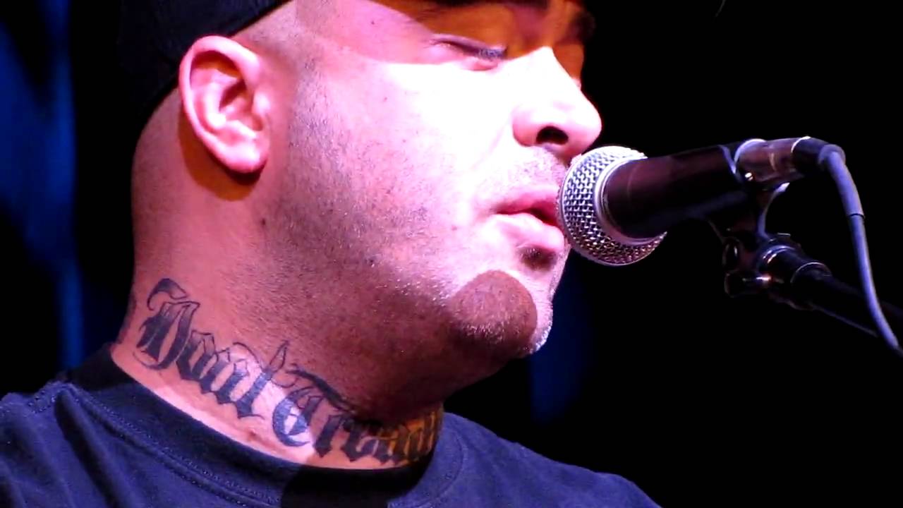 Aaron Lewis of Staind 