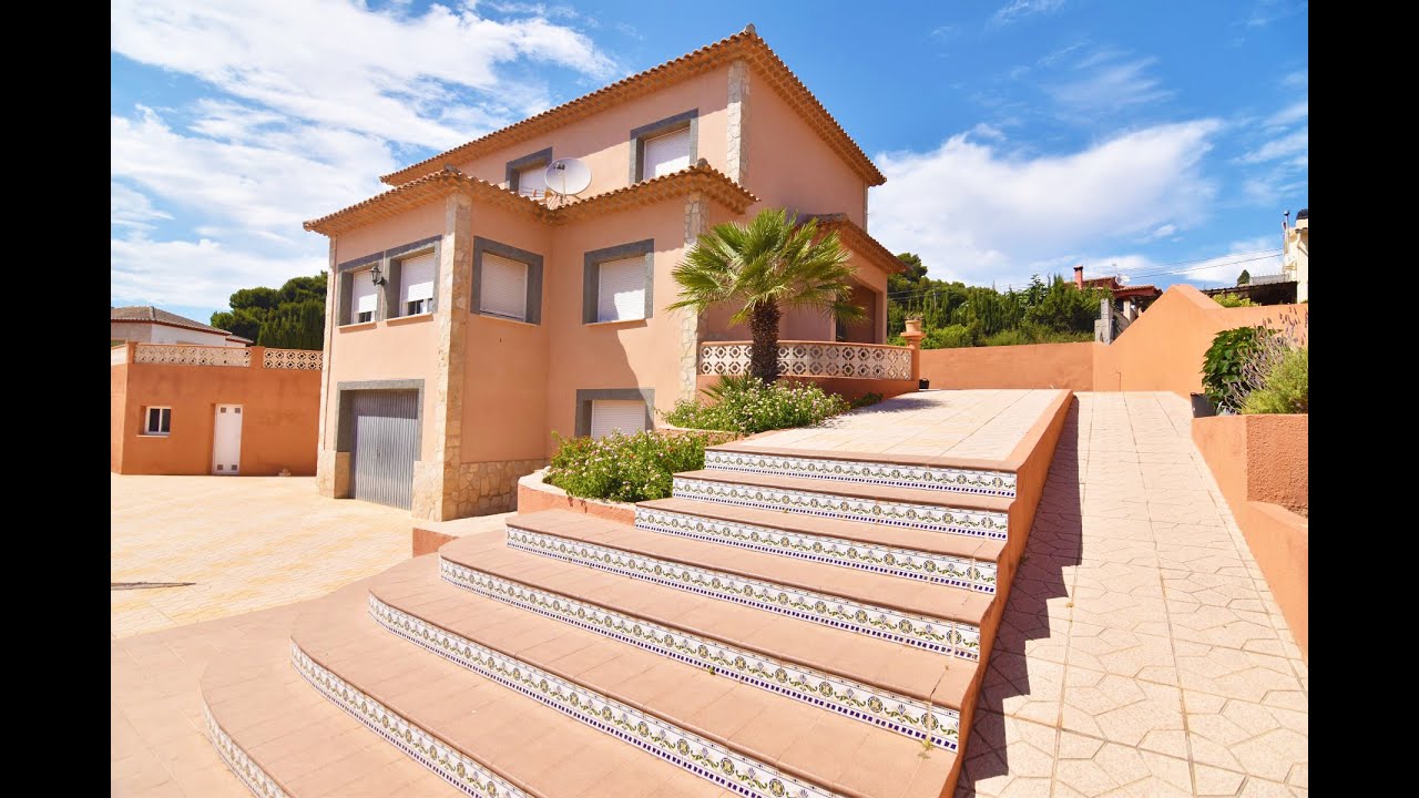 Villa en Calpe con vistas al mar, piscina privada y a solo 800m de la playa La Calalga. Ref: VDX944