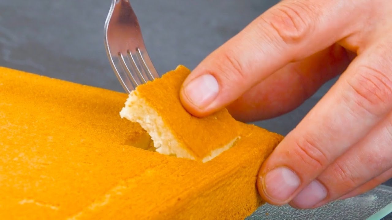 Recorta 24 cuadrados de la base de tarta para hacer una dulce obra maestra
