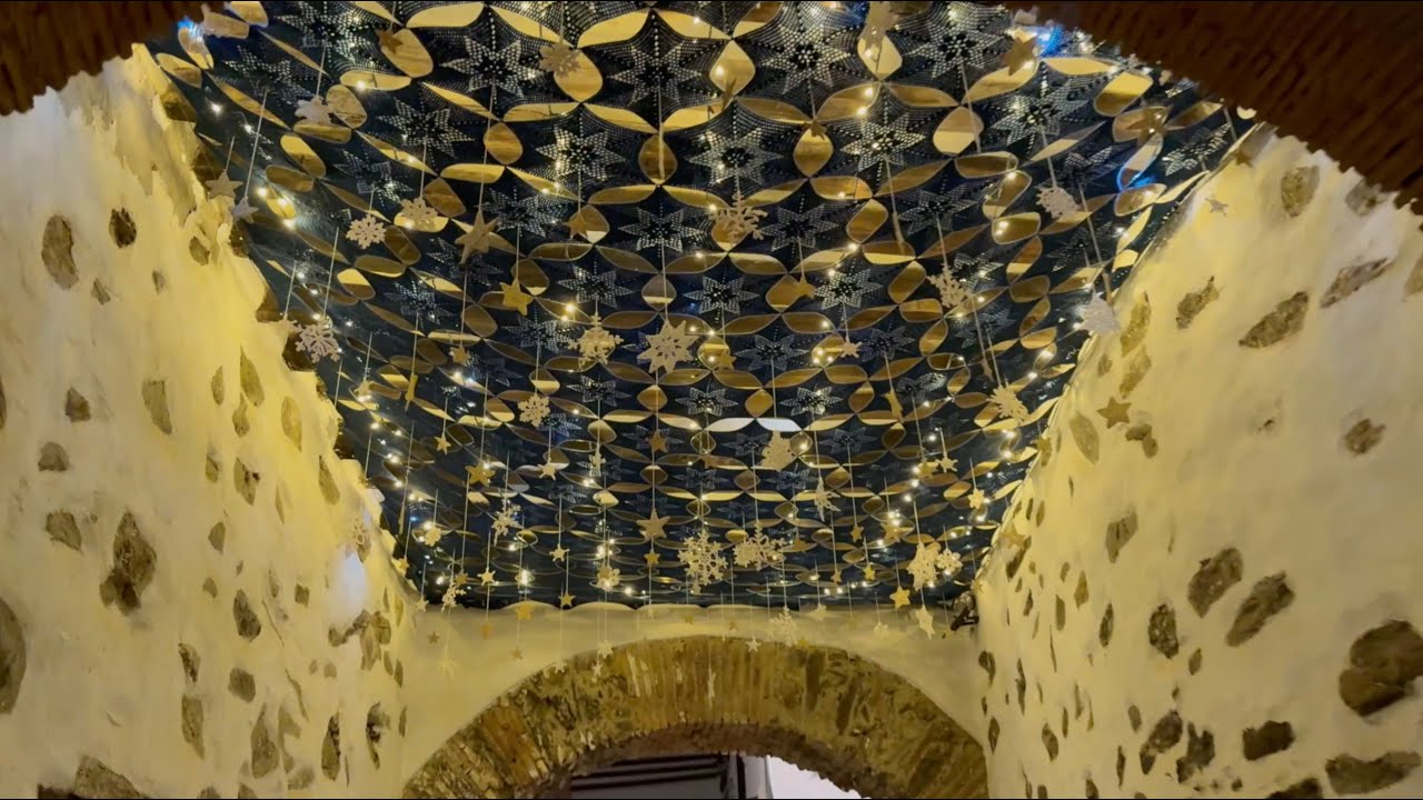 JUBRIQUE LUCE UNA ORIGINAL DECORACI&Oacute;N NAVIDE&Ntilde;A GRACIAS A SUS VECINOS