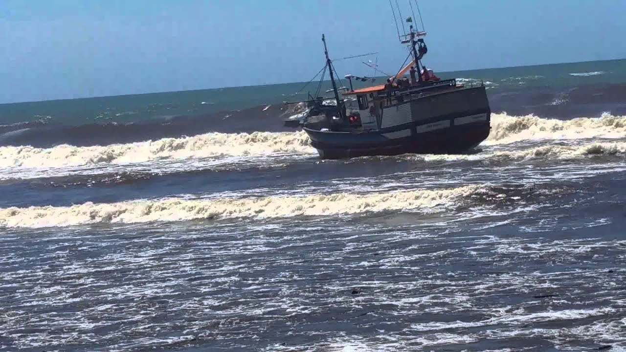 Barco encalha em passo de torres