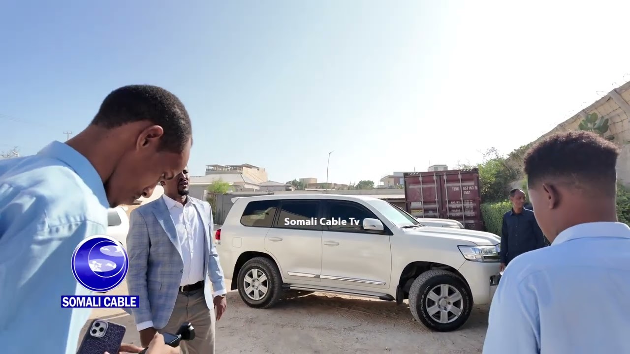 DEG DEG:-Madaxweyne hore Sheekh Shariif oo hadda soo gaaray Xalane kana qeybgalaya