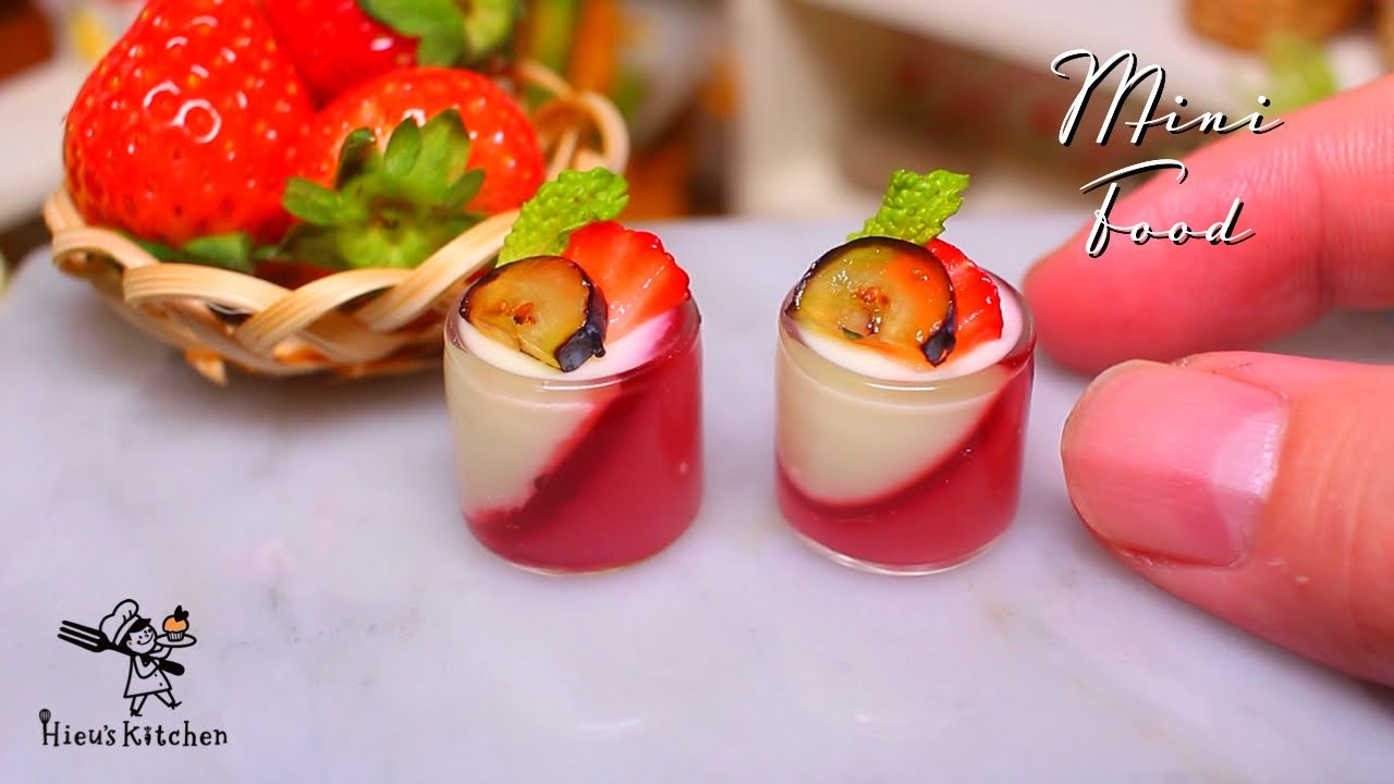 Съедобные миниатюрные блюда, клубника и молочный кисель.