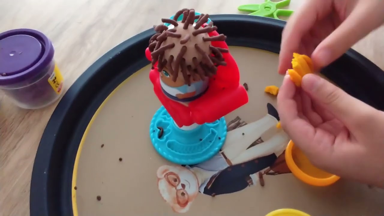 Play-doh oyun hamuru ve kuaför setiyle ile saç yapıyorum. 