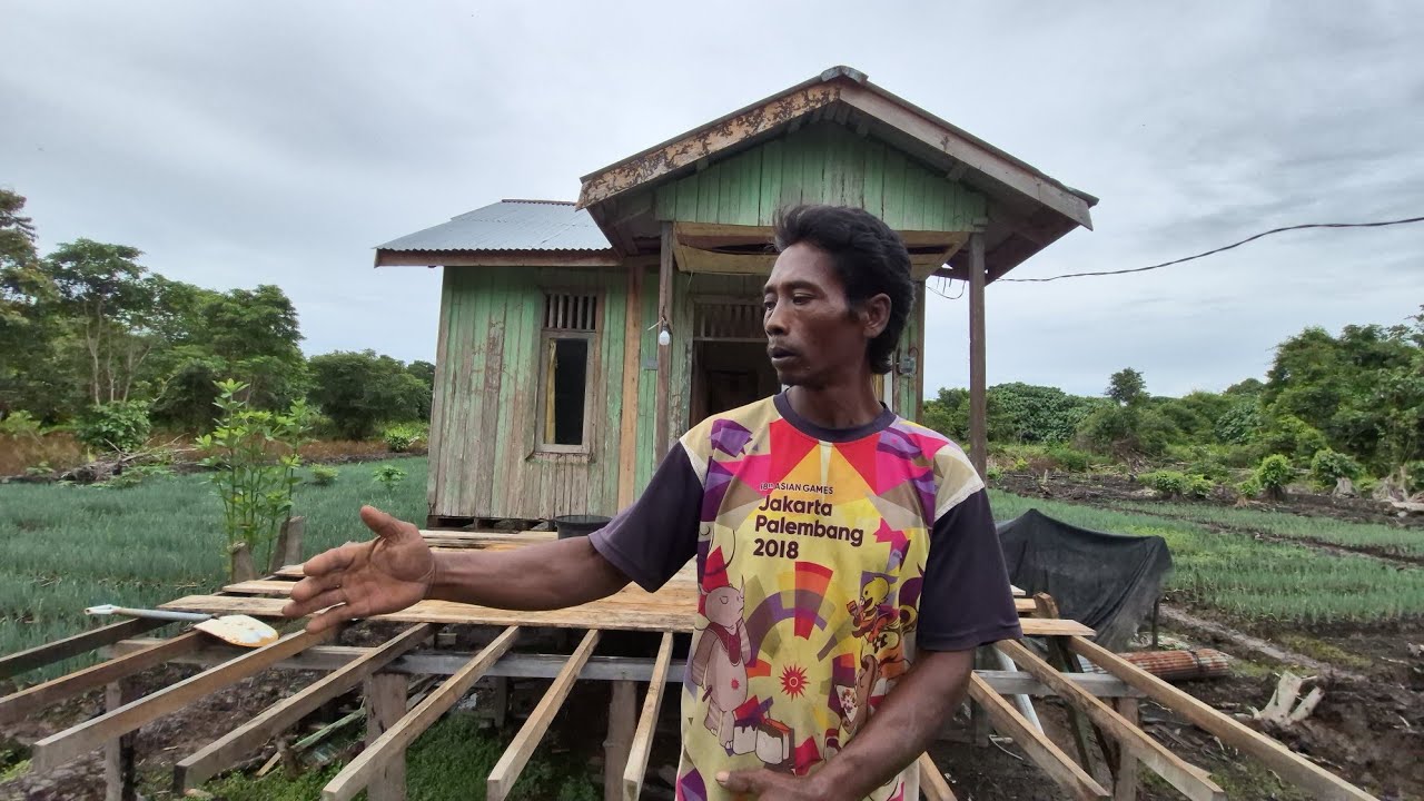 PERSIAPAN MEMBUAT TERAS RUMAH PAK SUDIWANI. PERANTAU ASAL BATU DI TRANSMIGRASI KALIMANTAN