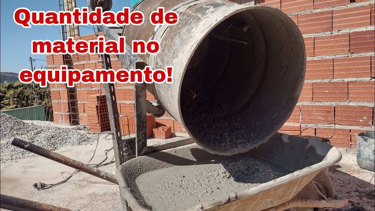Betoneira de tambor fazendo concreto.