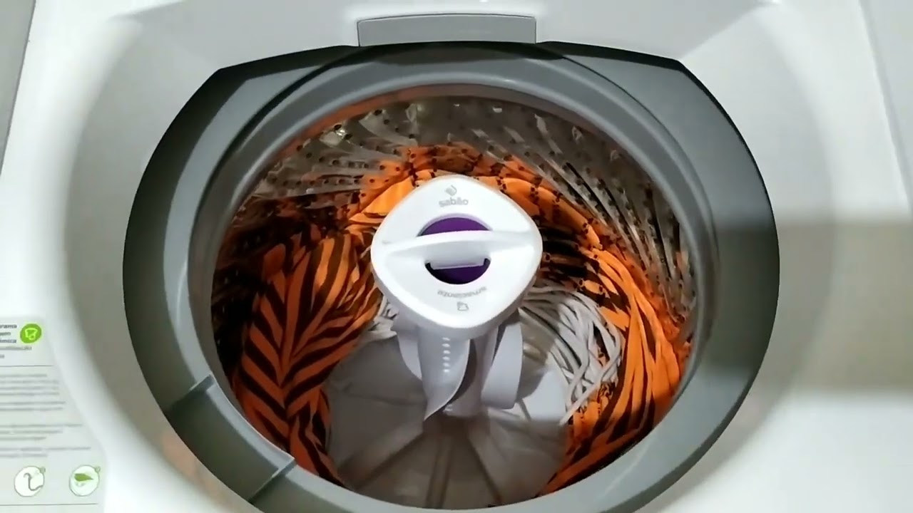 MÁQUINA CONSUL 12 KG SE BATENDO NA CENTRIFUGAÇÃO.