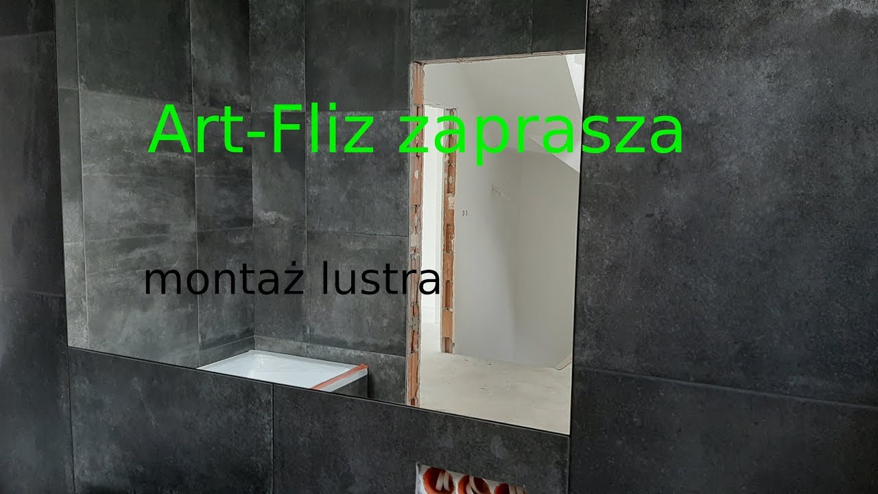 Montaż lustra między płytkami w łazience.