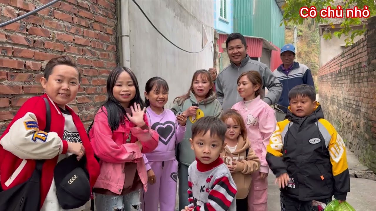 CLB Người Bé Bỏng cười ngã nghiêng với màn phỏng vấn cặp đôi vợ tí hon và anh chồng khổng lồ