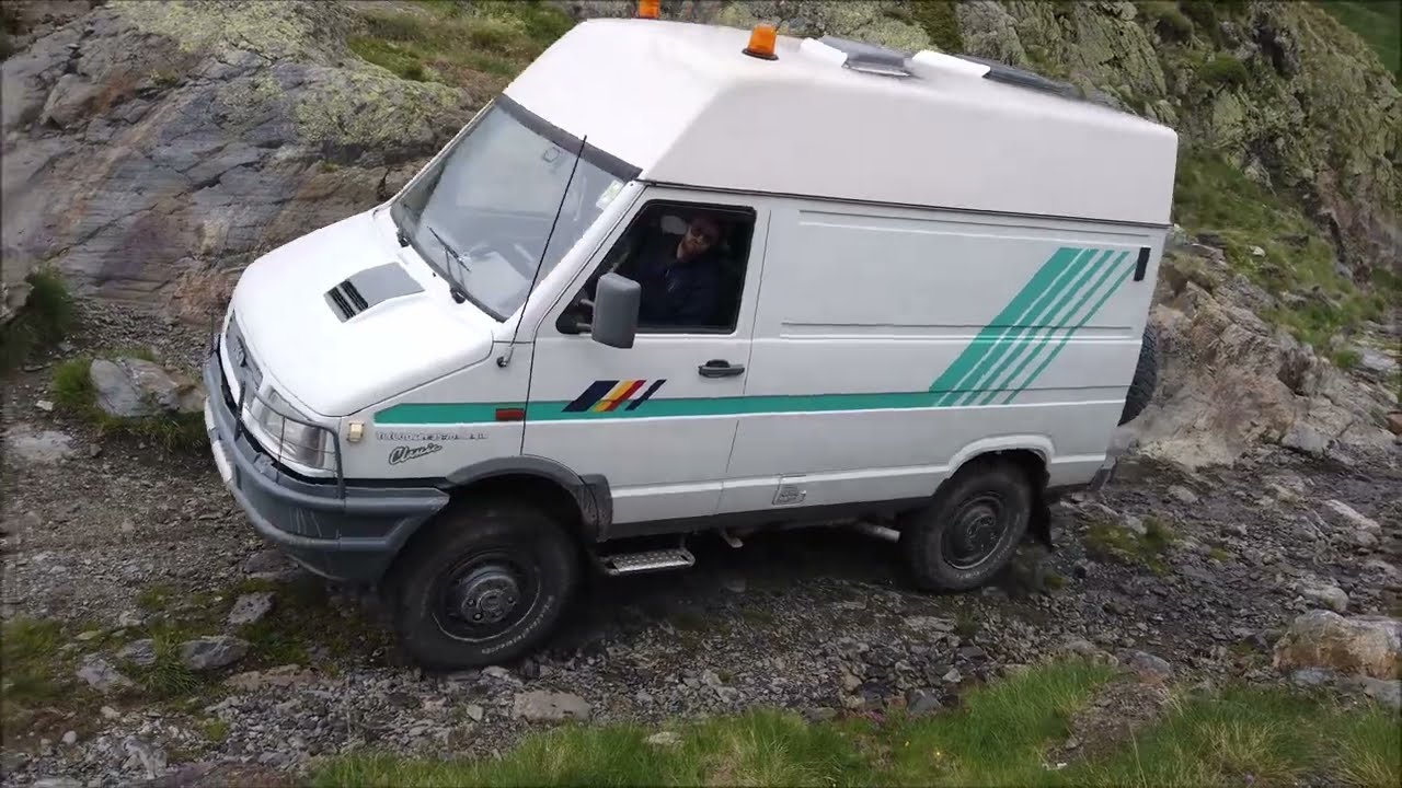 Iveco Turbodaily 4x4 + Defender 90 TD5 in the pyrenees 