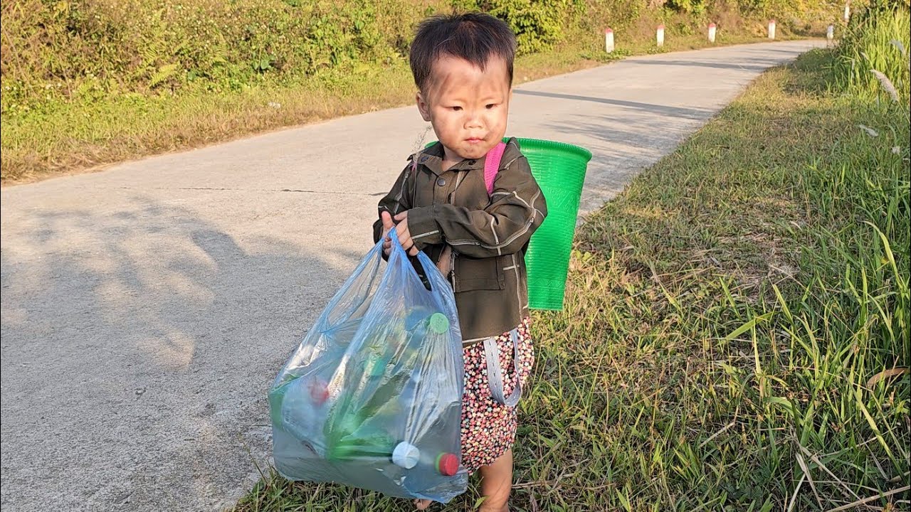 17-year-old single mother meets abandoned girl on the street for the second time-harvesting papaya