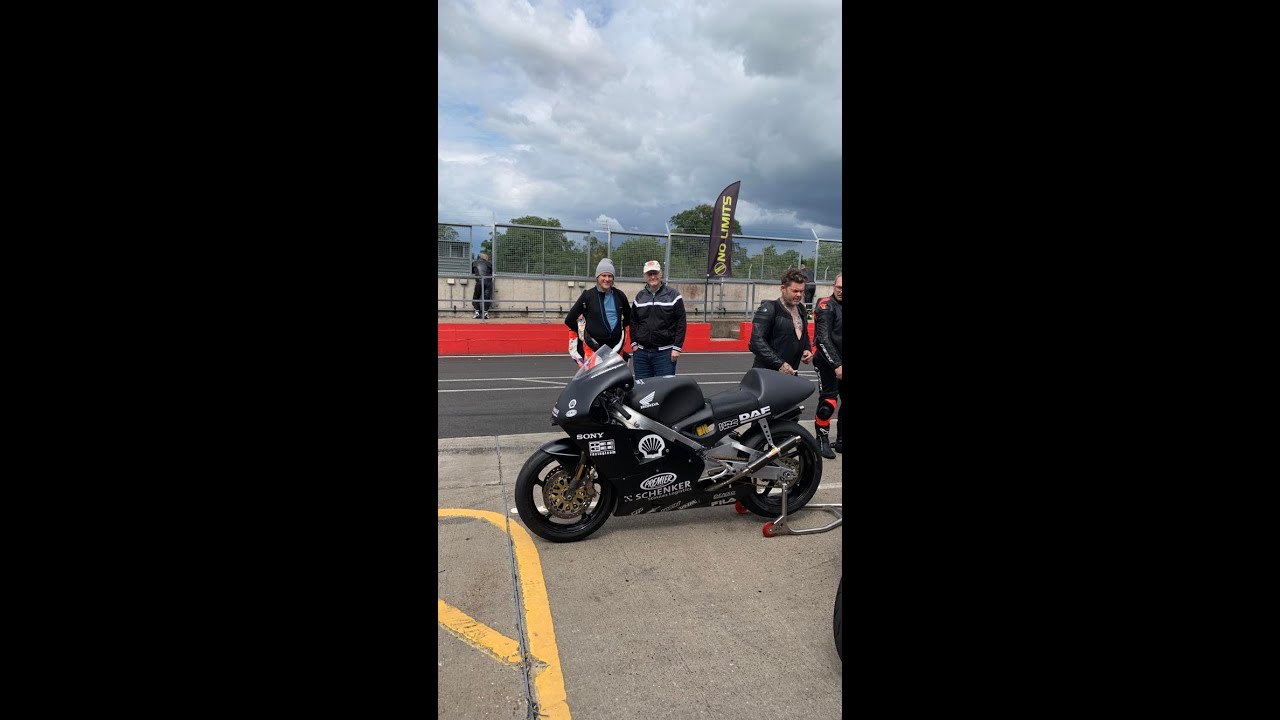 NSR500v MOTOGP chased on track by TZ250.