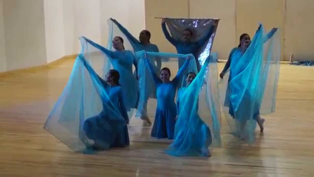 Coreografía con Aros y Mantos. Canción: Espíritu Santo