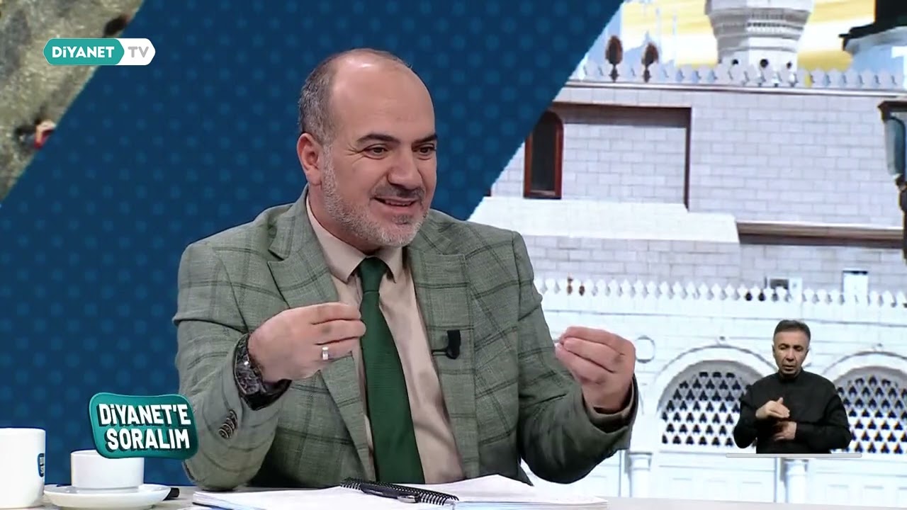 🎙❝Oturarak namaz kılan kimse bir yükseltiye secde edebilir mi?❞ - Dr. Halil Kılıç