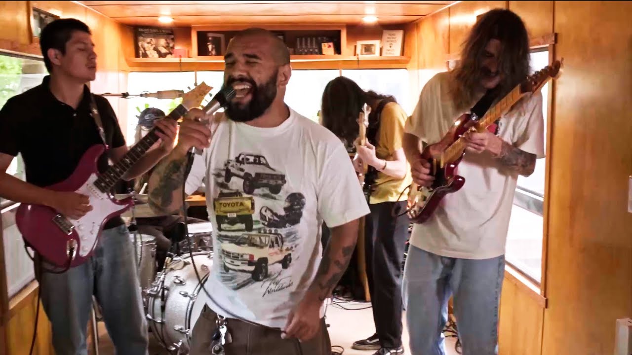 The High Curbs - Couldn't Hold Back A Smile