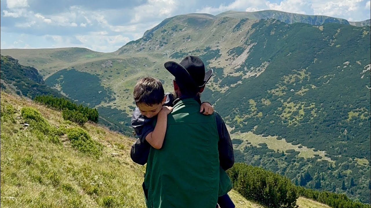 Pe urmele lui Marinel Ciobanaşul, în Munții Retazat. Mulțumim @Bobb11 #mountains #romania  