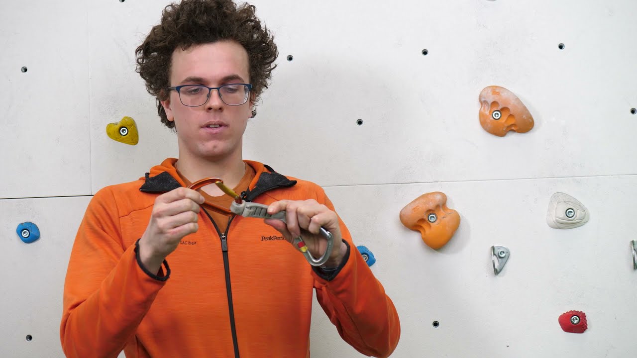 Instruction Lead Climbing 3 - Clipping Quickdraws