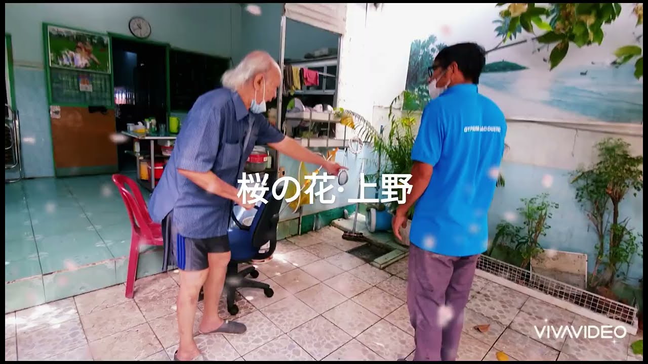 Ba (ông nội đám nhỏ) chỉ đạo sửa nhà