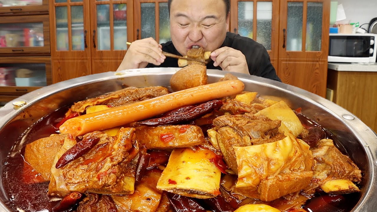 买20斤牛肉，阿强做“牛肉板面”满满一大盆，牛肉随便吃辣爽过瘾【cram阿强】