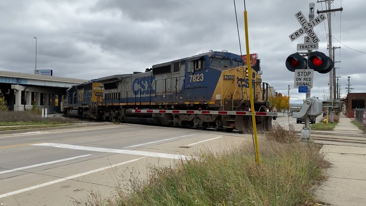 (**Volume ADVISED**) CSX #7823 (K5HL Horn) Leads Screechy L302-25 Run, 10/26/22
