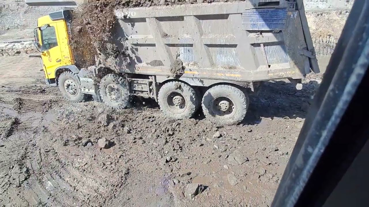 एक्सकैवेटर मशीन से गाड़ी लोडिंग Volvo tipper 